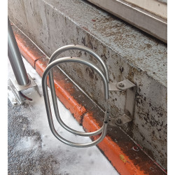 Tilting bollard